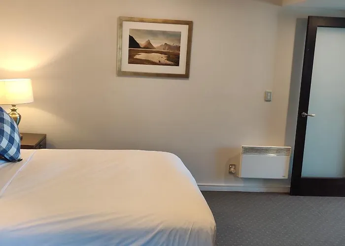 Nugget Point Hotel